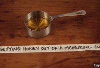 How to Remove Sticky Honey From a Measuring Cup