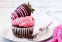Chocolate-Dipped Strawberry Cupcakes with Chocolate Drizzle
