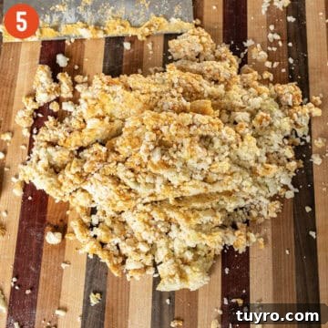 Cutting flour, pumpkin puree, salt, egg yolk, and potato together.