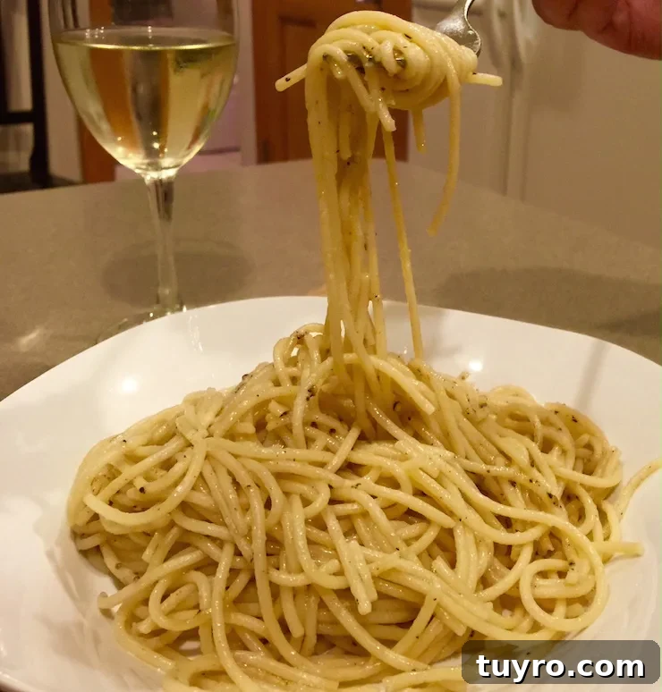 Cacio e Pepe: Classic Roman Cheese and Black Pepper Pasta 3 Cacio e Pepe