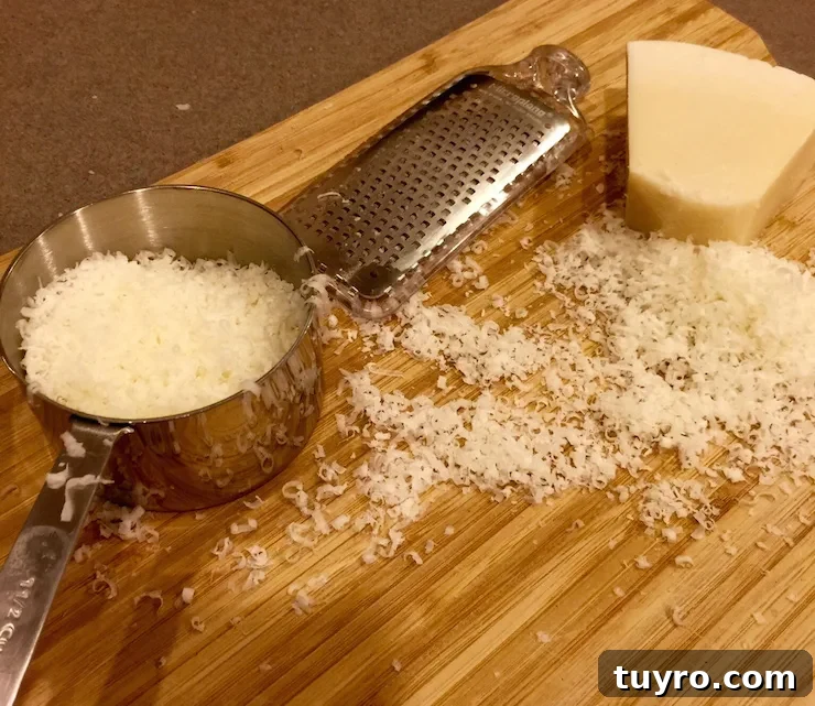 Cacio e Pepe: Classic Roman Cheese and Black Pepper Pasta 5 Cacio e Pepe