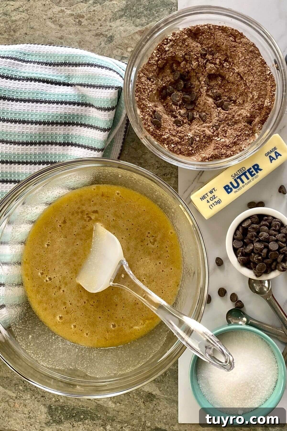 2 bowls with wet and dry ingredients for brownies.