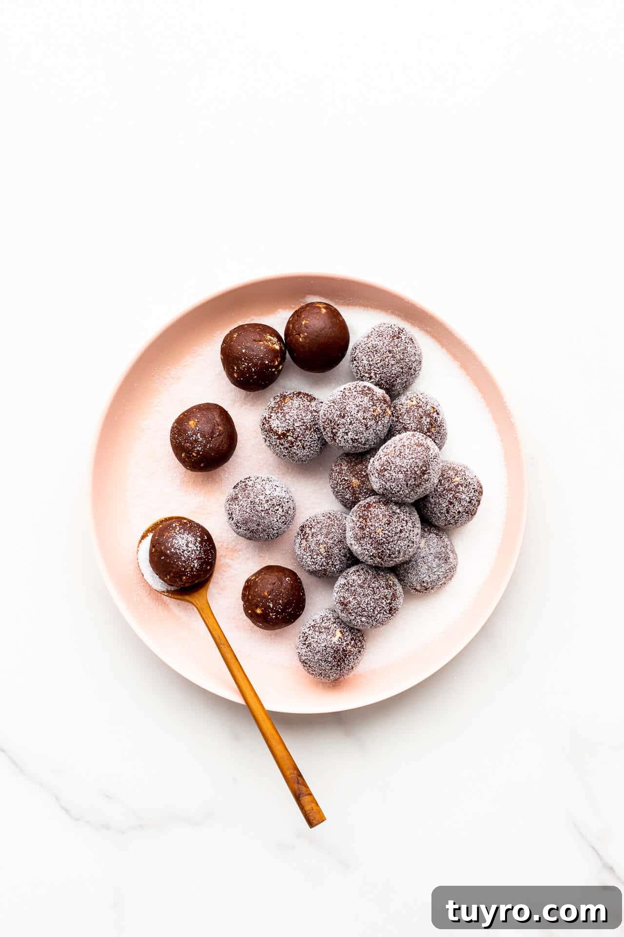 Make Vanilla Sugar at Home: Simple Recipe and Uses 16 Coating amaretto balls in granulated sugar.