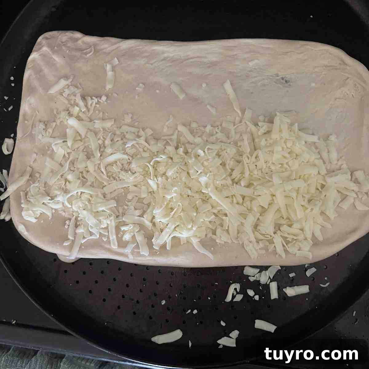 Domino’s Stuffed Cheesy Bread: How to Order, Calories & Ingredients 3 Mozzarella cheese on top of dough.
