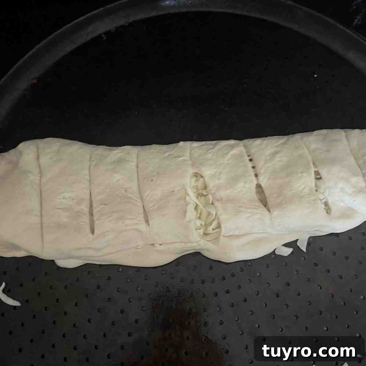 Domino’s Stuffed Cheesy Bread: How to Order, Calories & Ingredients 4 Cheese sticks cut into 8 slices.