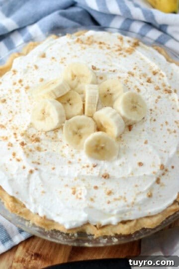Banana cream pie with sliced bananas on top